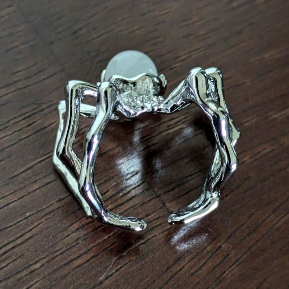 NWT Gorgeous Silvertone Spider Ring with Faux Moonstone - Picture 7 of 12